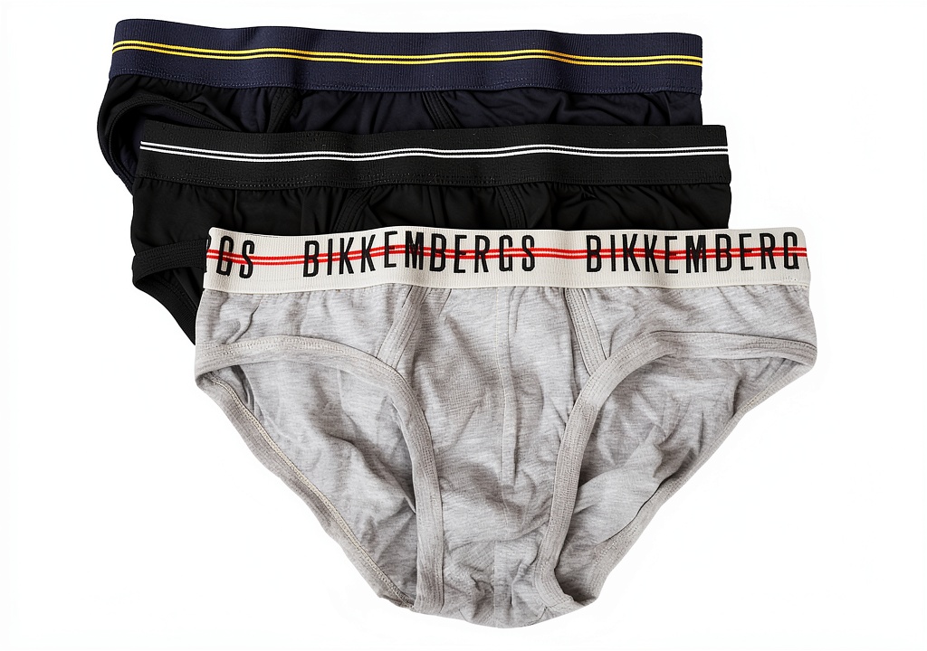 Slip uomo Bikkembergs in cotone elasticizzato su sfondo neutro
