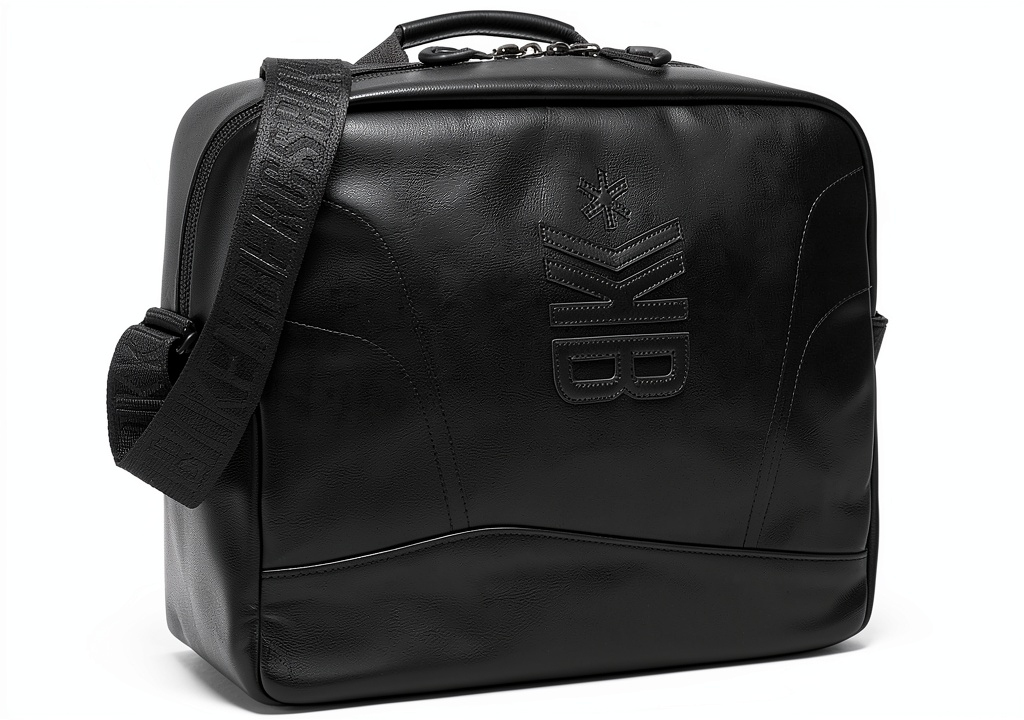 Borsa a mano in ecopelle con chiusura a zip su sfondo neutro