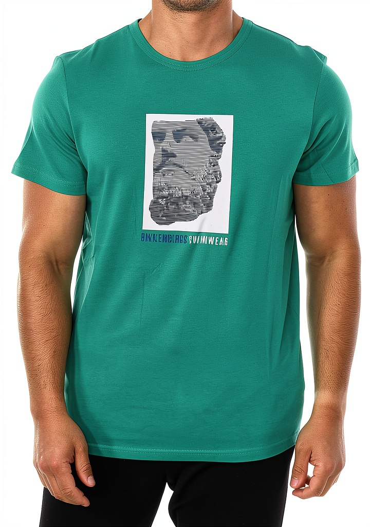 T-shirt Bikkembergs verde indossata con jeans in contesto urbano