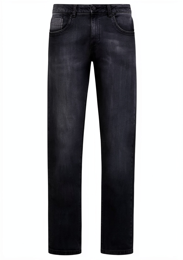 Bikkembergs Jeans Uomo Slim Fit Nero Lavaggio Sfumato indossato in un ambiente urbano con sfondo di strada di cemento