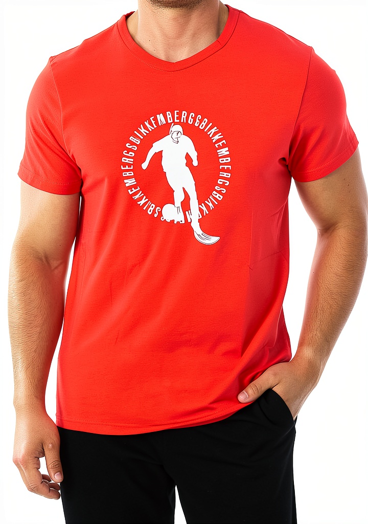 Uomo che indossa la T‑shirt Bikkembergs in un contesto urbano